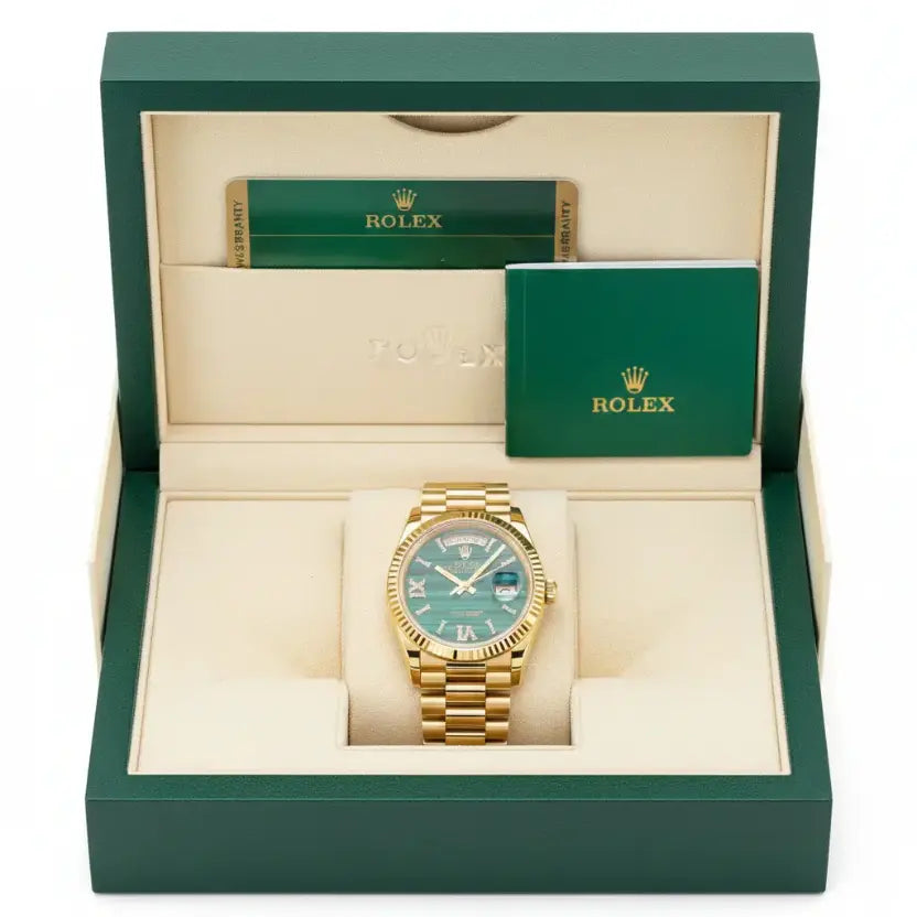Rolex Day-Date 36 in 18K yellow gold with a malachite dial