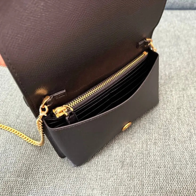Boutique Level Quality || Valentino Garavani VLogo Signature grainy calfskin wallet