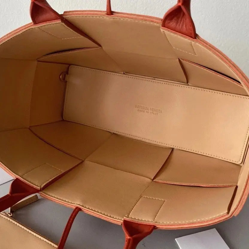 Boutique Quality || Bottega Veneta Arco Small Tote Maple