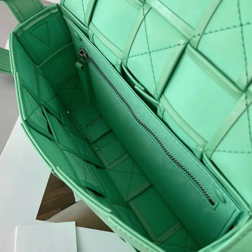 Boutique Quality || Bottega Veneta Cassette Bag In Fountain