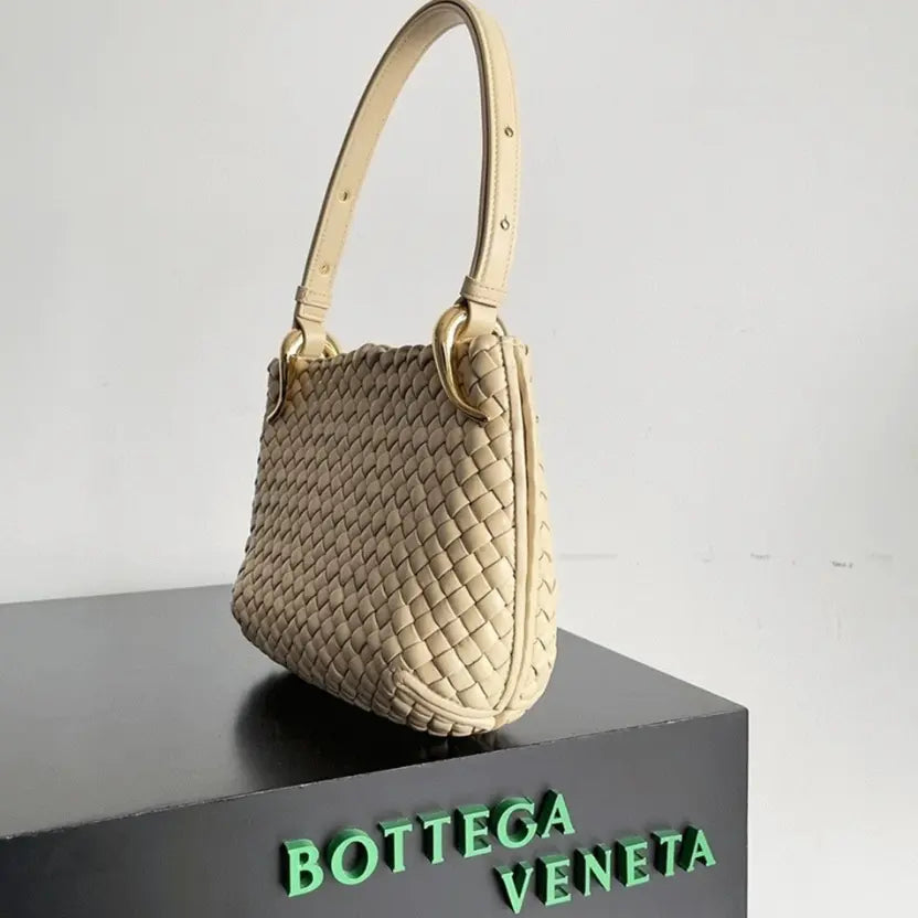Boutique Quality || Bottega Veneta Clicker Small Bag Porridge
