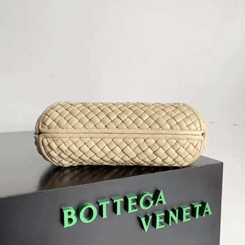 Boutique Quality || Bottega Veneta Clicker Small Bag Porridge