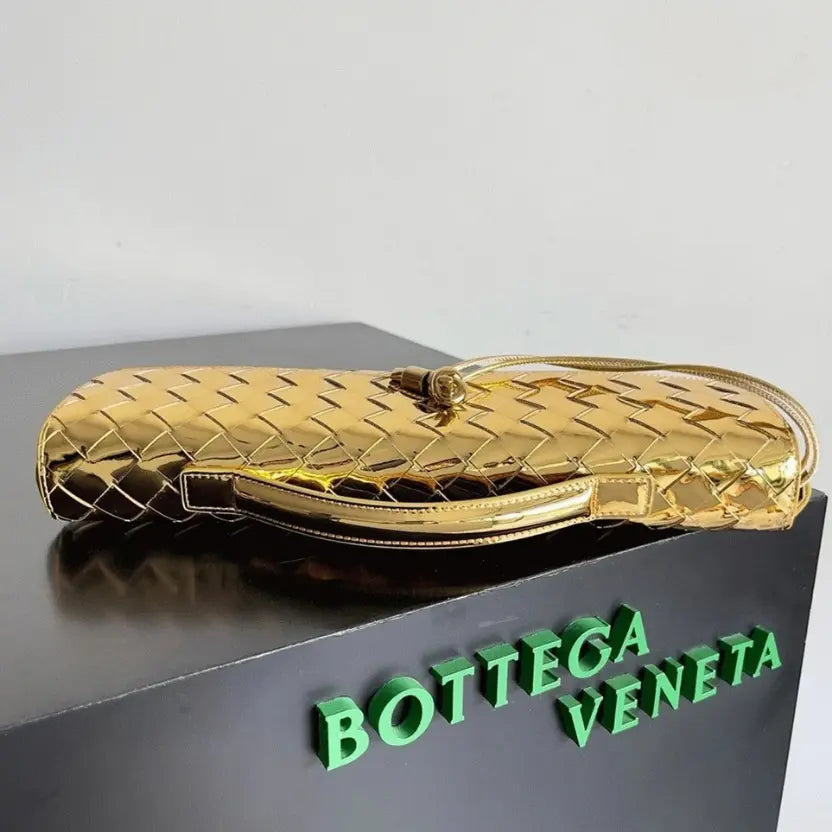 Boutique Quality || Bottega Veneta Andiamo Clutch with Handle Gold