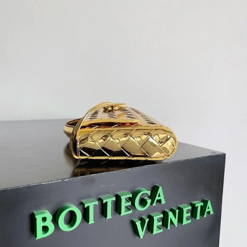 Boutique Quality || Bottega Veneta Andiamo Clutch with Handle Gold