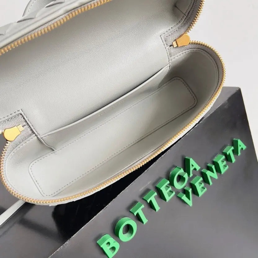 Boutique Quality || Bottega Veneta Bang Bang Vanity Case Ivory