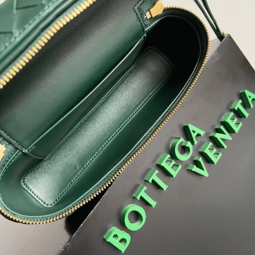 Boutique Quality || Bottega Veneta Bang Bang Vanity Case Green