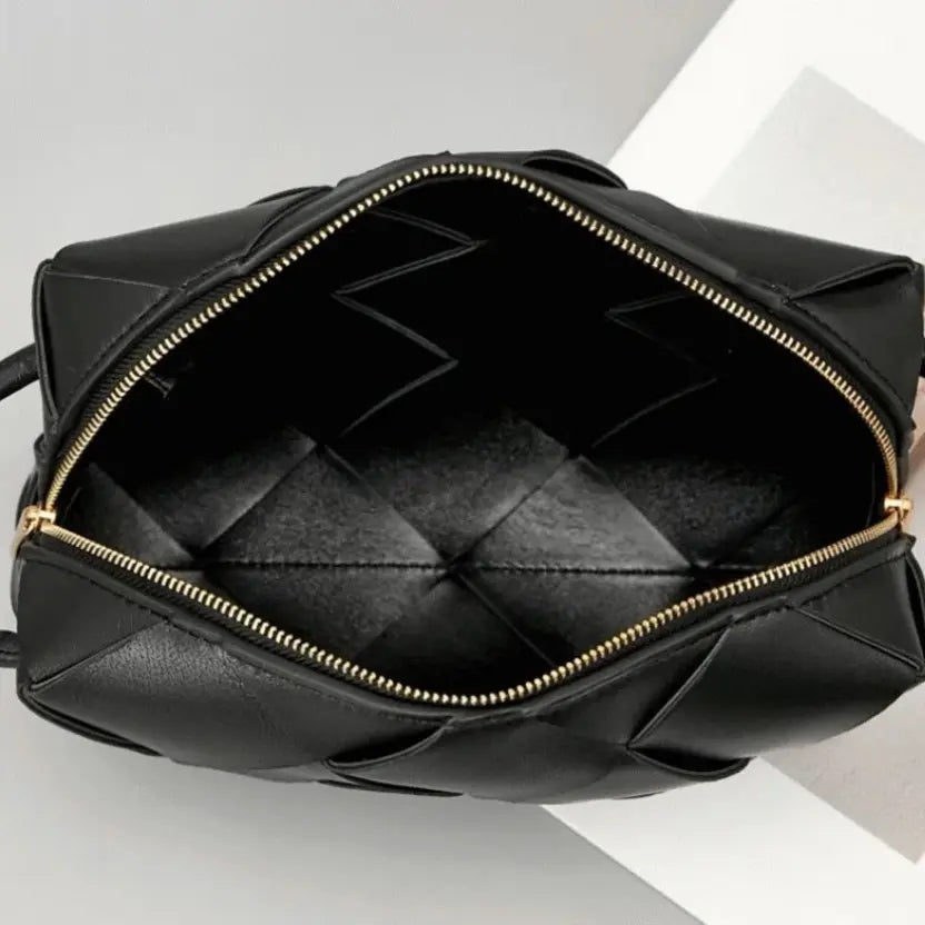Boutique Quality || Bottega Veneta Small Cassette Camera Bag Black