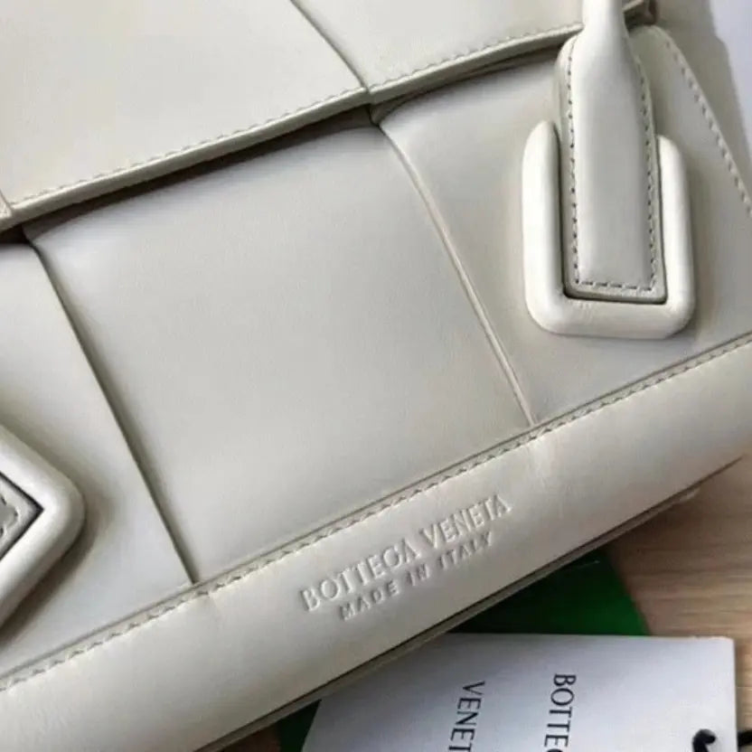 Boutique Quality || Bottega Veneta Arco Small Bag In White Intrecciato Leather
