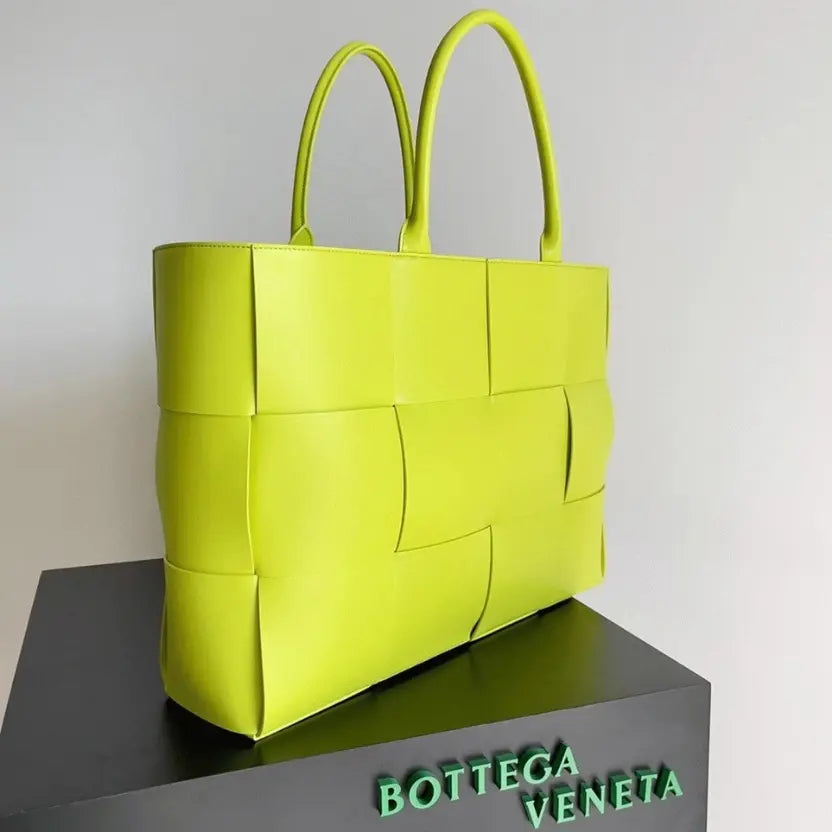 Boutique Quality || Bottega Veneta Large Arco Tote Bag Kiwi