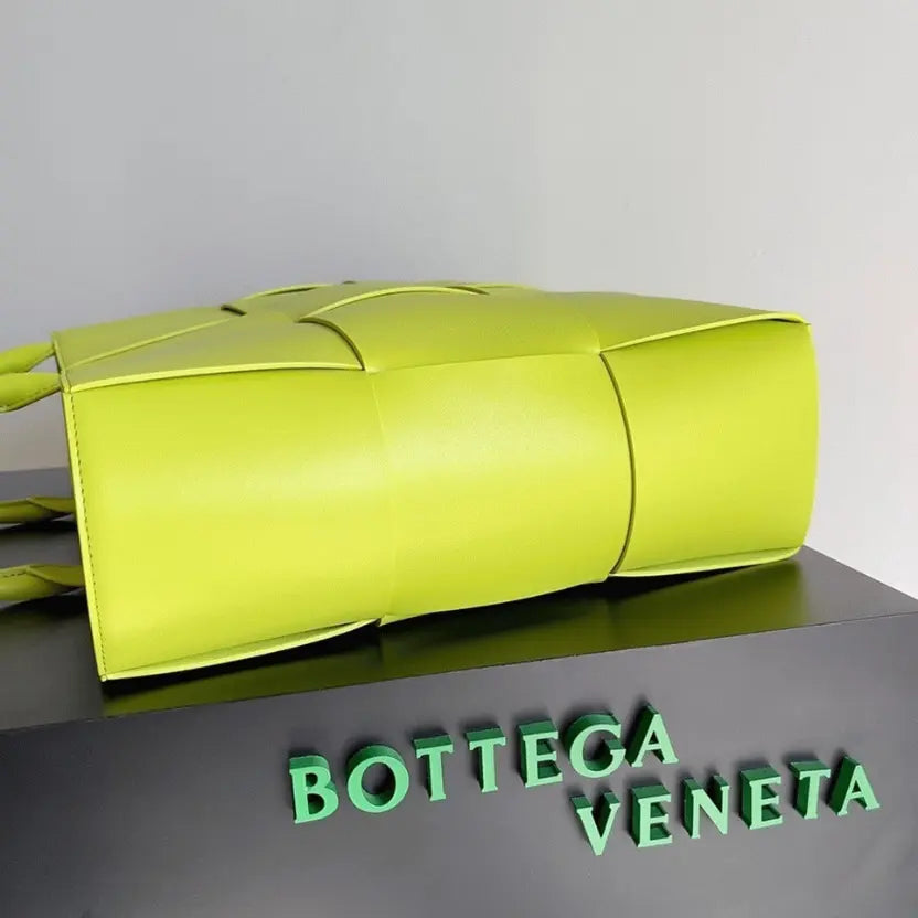 Boutique Quality || Bottega Veneta Large Arco Tote Bag Kiwi