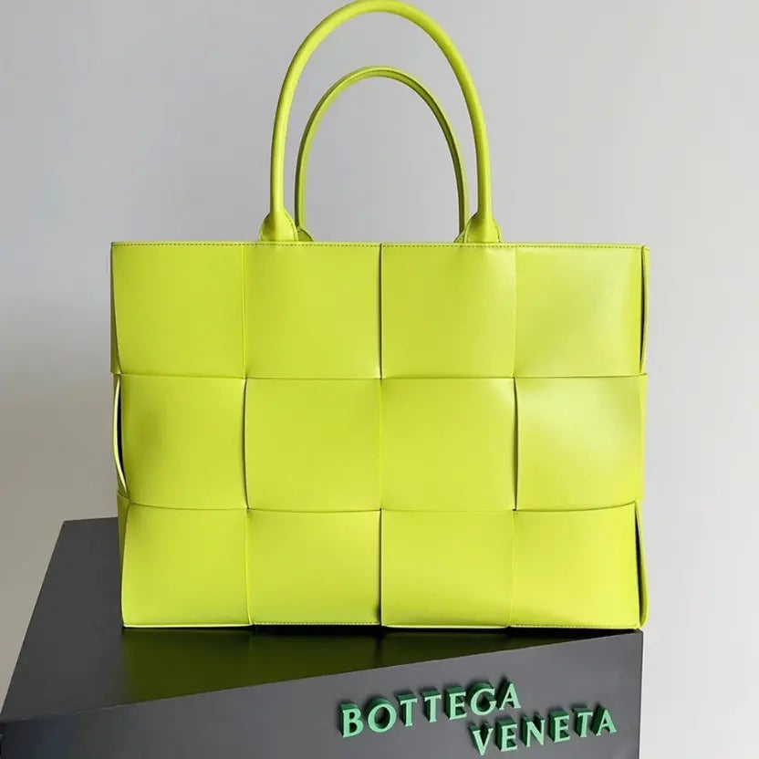 Boutique Quality || Bottega Veneta Large Arco Tote Bag Kiwi