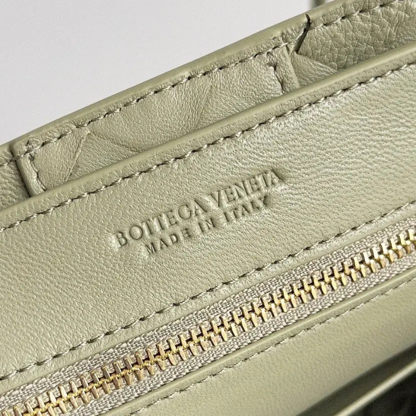Boutique Quality || Bottega Veneta Small Andiamo Bag Travertine